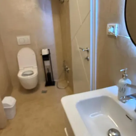 Luxury 1 Near Square 21 تيرانا