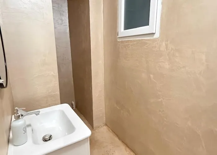 Luxury 1 Near Square 21 *